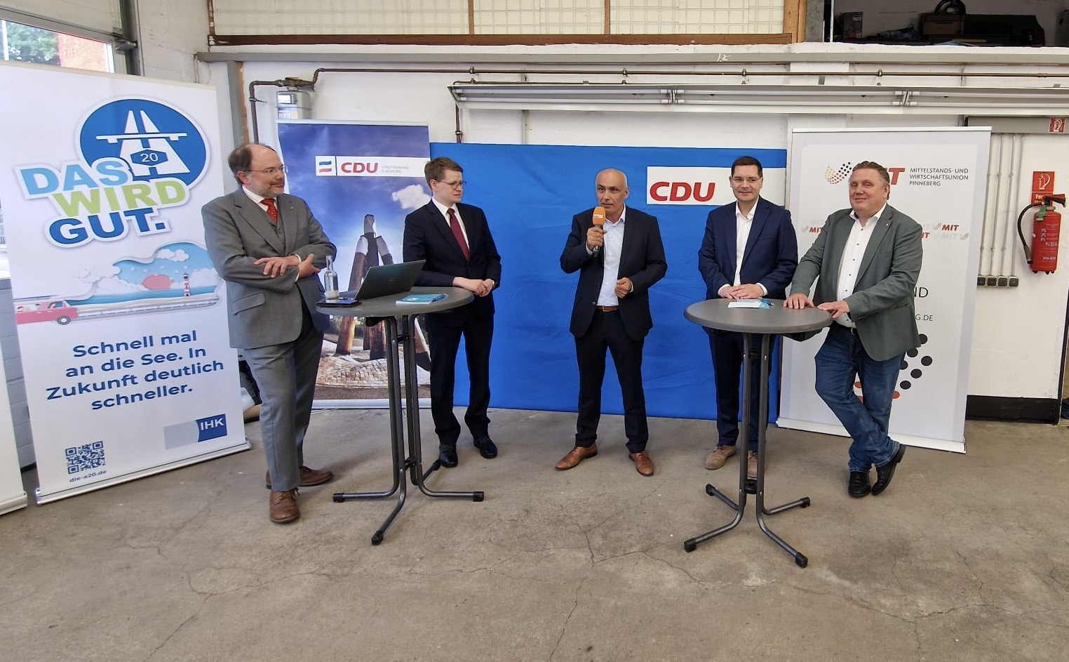 von links: Leiter der IHK-Gesch�ftsstelle Elmshorn Dr. Raab, Bundestagsabgeordneter Daniel K�lbl, CDU Ortsvorsitzender Kole Gjoka, stellvertr. Landesvorsitzender MIT Schleswig-Holstein Patrick Holtermann und  Vorsitzender der CDU-Fraktion Elmshorn Immo Ne